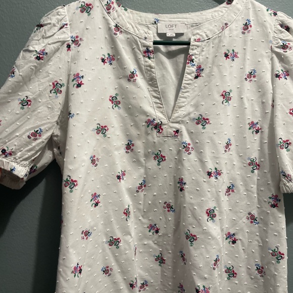 Loft Outlet, spring floral print, v-neck office top size Medium - Picture 7 of 16